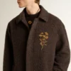 Cappotto da uomo Journey monopetto in misto lana stropicciata con spilla floreale