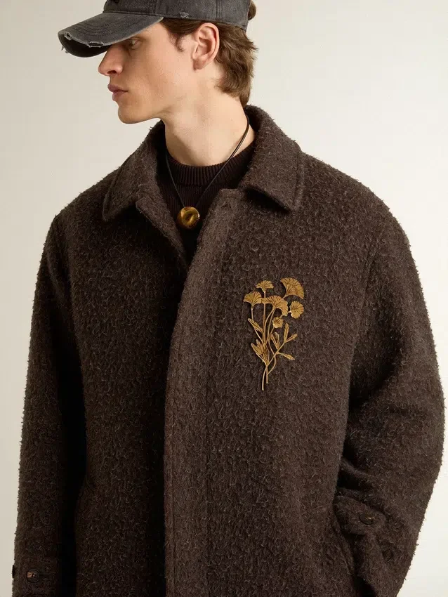 Cappotto da uomo Journey monopetto in misto lana stropicciata con spilla floreale