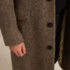 Cappotto da uomo monopetto in lana con trama a spina di pesce beige e grigia