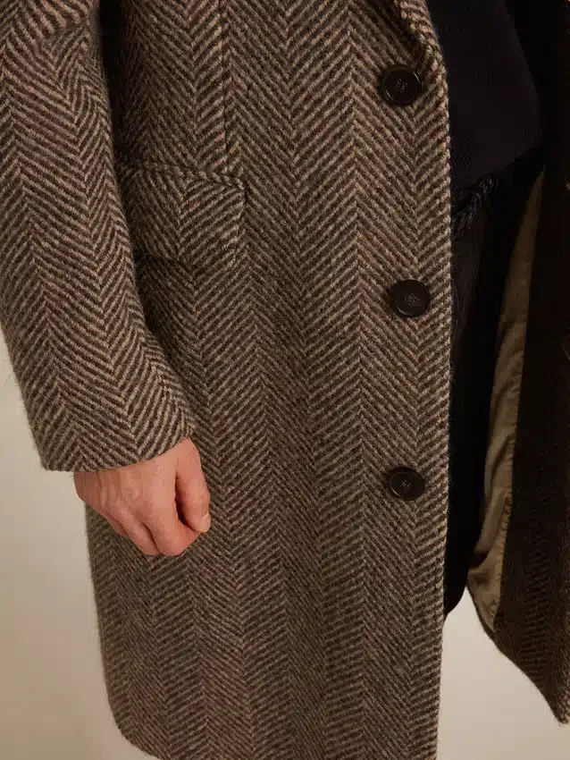 Cappotto da uomo monopetto in lana con trama a spina di pesce beige e grigia
