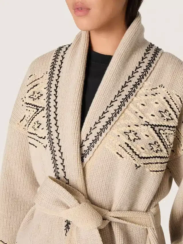 Cardigan da donna con cintura in misto lana beige con ricami a contrasto