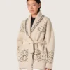 Cardigan da donna con cintura in misto lana beige con ricami a contrasto