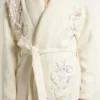 Cardigan da donna in cotone color crema con ricami floreali