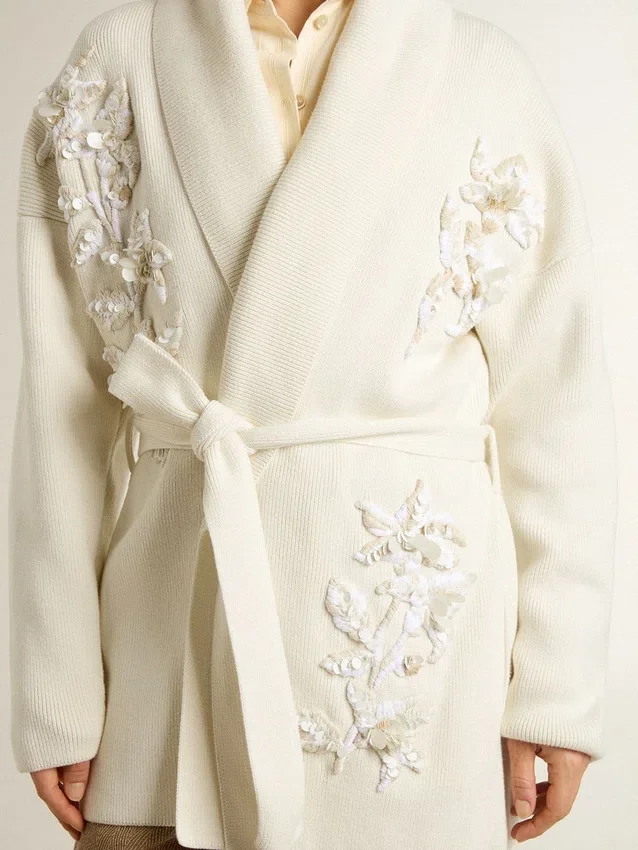 Cardigan da donna in cotone color crema con ricami floreali