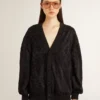 Cardigan da donna nero con ricamo tono su tono in perline in stile toile de jouy