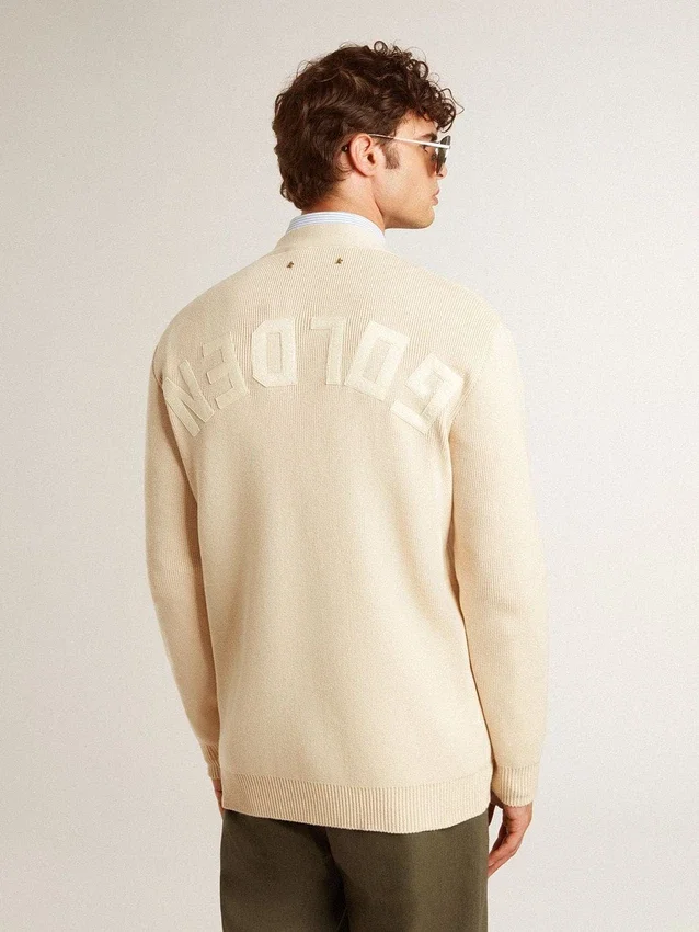 Cardigan da uomo beige con scritta “Golden” sul retro