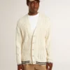 Cardigan da uomo in cotone bianco con motivo a trecce e bordi a costine blu