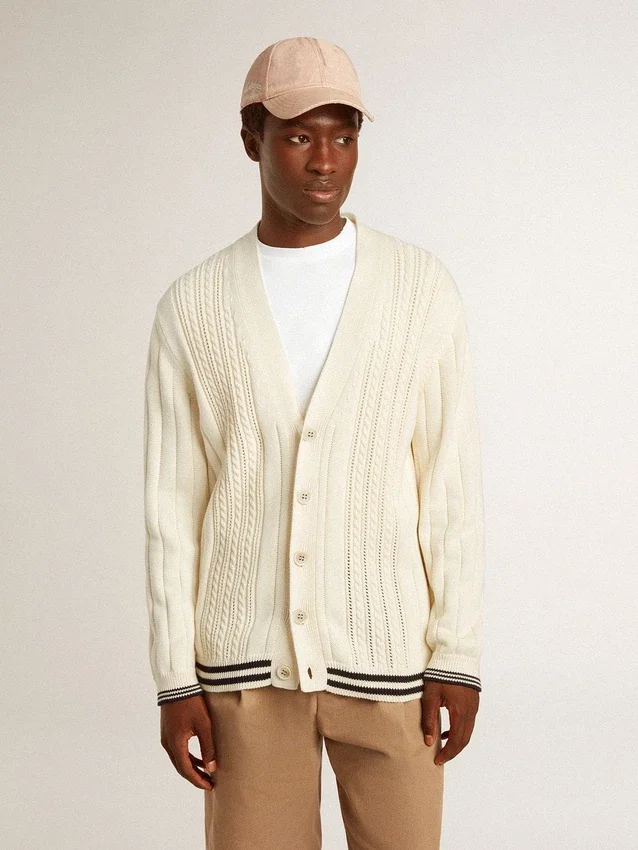 Cardigan da uomo in cotone bianco con motivo a trecce e bordi a costine blu