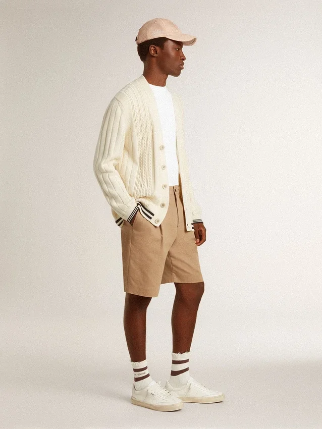 Cardigan da uomo in cotone bianco con motivo a trecce e bordi a costine blu