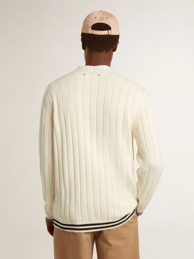 Cardigan da uomo in cotone bianco con motivo a trecce e bordi a costine blu