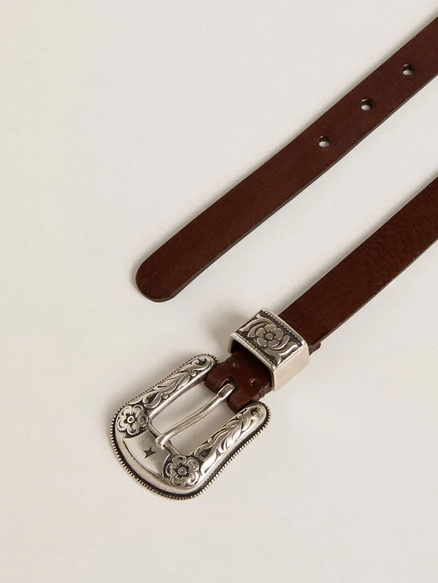 Cintura da donna in pelle marrone scuro con fibbia decorata color argento