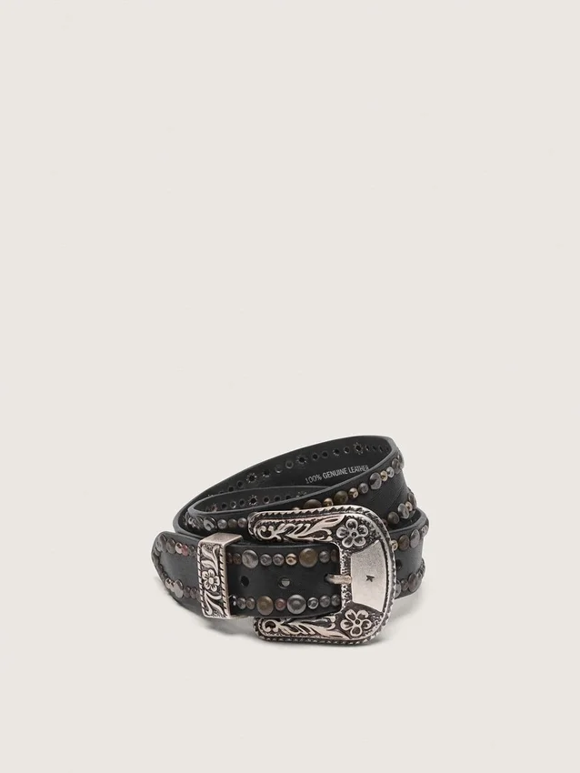 Cintura da donna in pelle nera con borchie