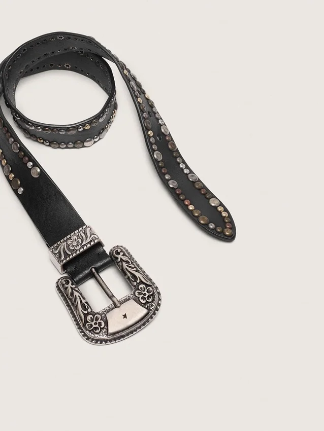 Cintura da donna in pelle nera con borchie