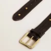 Cintura da donna nera in pelle lavata con borchie dorate