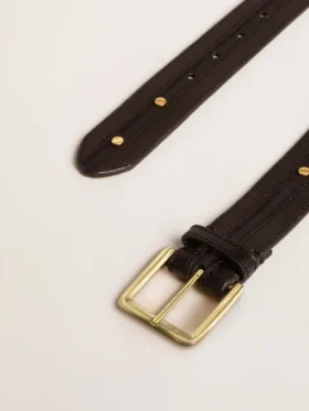 Cintura da donna nera in pelle lavata con borchie dorate