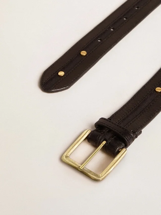 Cintura da donna nera in pelle lavata con borchie dorate