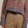 Cintura da donna nera in pelle lavata con borchie dorate