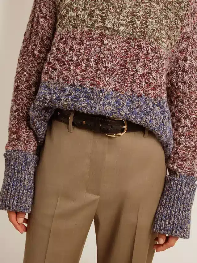 Cintura da donna nera in pelle lavata con borchie dorate
