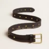 Cintura da donna nera in pelle lavata con borchie dorate