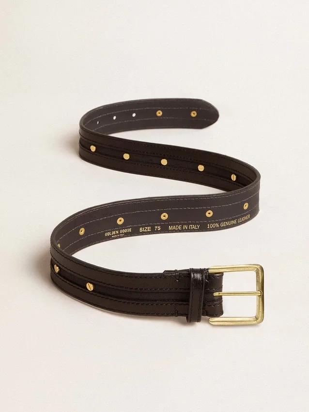 Cintura da donna nera in pelle lavata con borchie dorate