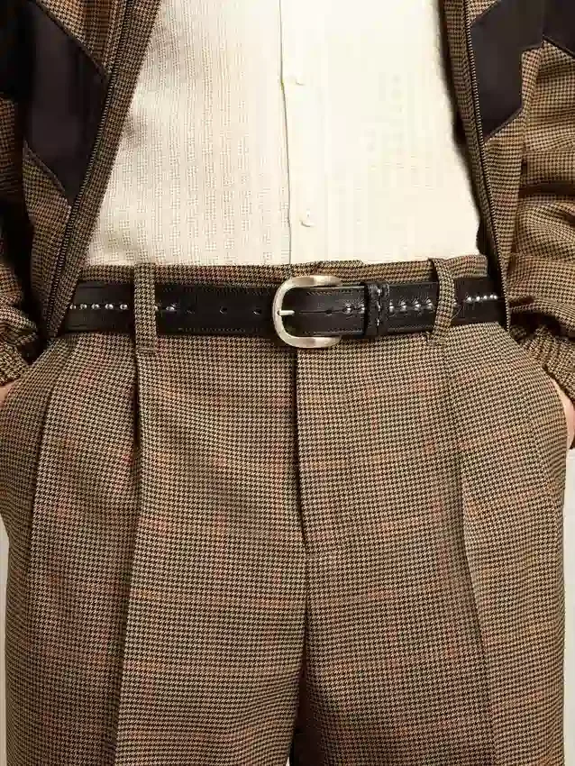 Cintura in pelle nera con borchie