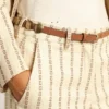 Cintura Trinidad in pelle invecchiata color cuoio con borchie maxi dorate
