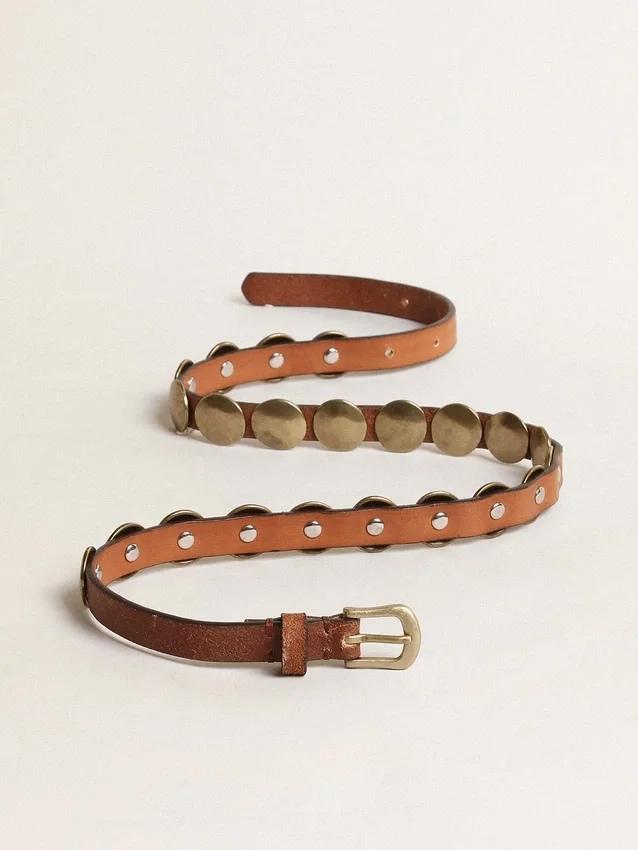 Cintura Trinidad in pelle invecchiata color cuoio con borchie maxi dorate