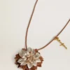 Ciondolo a forma di fiore in pelle color cuoio e champagne