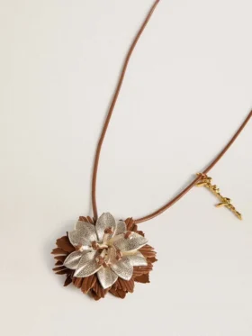 Ciondolo a forma di fiore in pelle color cuoio e champagne