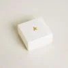 Ciondolo a forma di lettera O in ottone color oro con cristalli