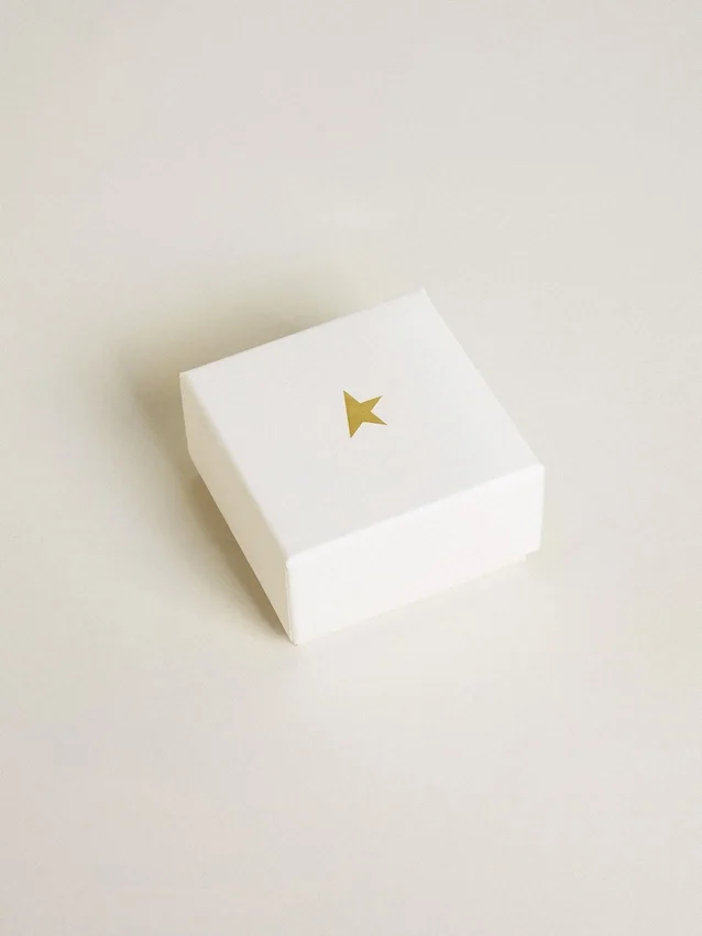 Ciondolo a forma di lettera O in ottone color oro con cristalli