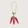 Ciondolo a forma di peperoncino in cotone lavorato all’uncinetto con catenella bianca