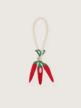 Ciondolo a forma di peperoncino in cotone lavorato all’uncinetto con catenella bianca