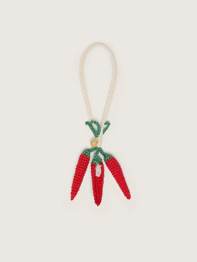 Ciondolo a forma di peperoncino in cotone lavorato all’uncinetto con catenella bianca