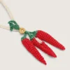 Ciondolo a forma di peperoncino in cotone lavorato all’uncinetto con catenella bianca