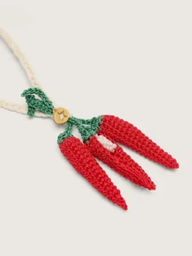 Ciondolo a forma di peperoncino in cotone lavorato all’uncinetto con catenella bianca