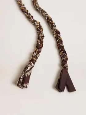 Ciondolo in tessuto intrecciato bordeaux con catenella in ottone