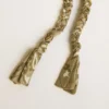 Ciondolo in tessuto intrecciato grigio tortora con catenella in ottone