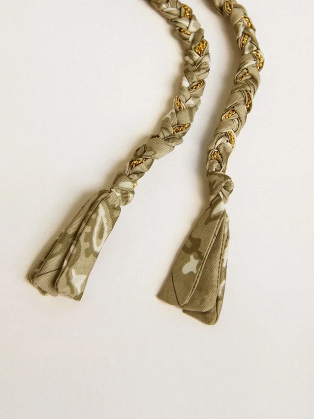 Ciondolo in tessuto intrecciato grigio tortora con catenella in ottone