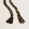 Ciondolo in tessuto intrecciato nero con catenella in ottone