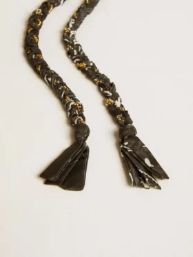 Ciondolo in tessuto intrecciato nero con catenella in ottone