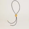 Collana con bolo tie Jewelmates in pelle nera con dettagli in metallo oro anticato