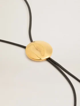 Collana con bolo tie Jewelmates in pelle nera con dettagli in metallo oro anticato
