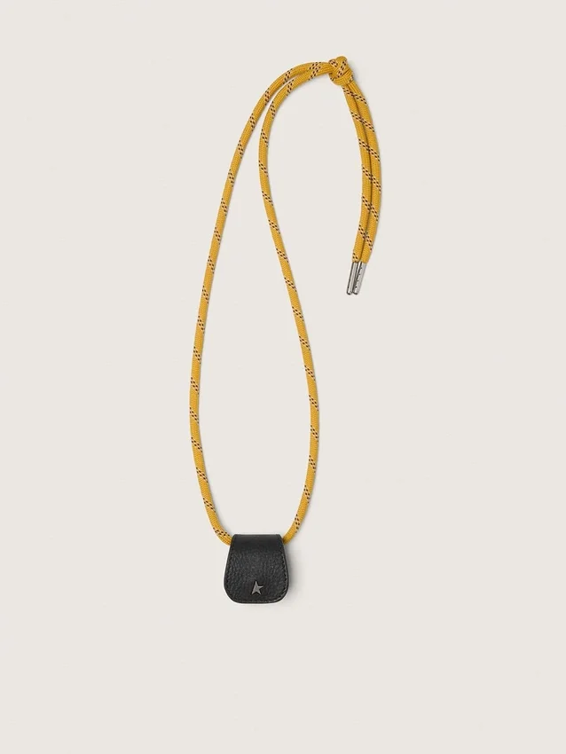 Custodia per occhiali con laccio da trekking color senape e clip in pelle nera