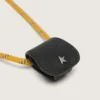 Custodia per occhiali con laccio da trekking color senape e clip in pelle nera