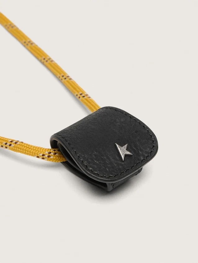 Custodia per occhiali con laccio da trekking color senape e clip in pelle nera