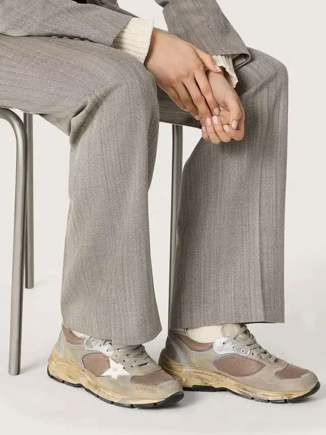 Dad-Star da donna in pelle scamosciata grigio tortora e rete argentata con stella in pelle bianca e linguetta sul tallone in pelle scamosciata
