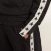 Felpa blu scuro con zip, striscia bianca e stelle a contrasto