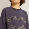 Felpa blu-viola con scritta golden goose sul davanti