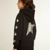 Felpa con cappuccio da bambino nera con stelle argentate a contrasto